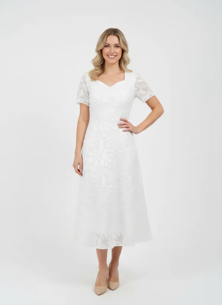 FS10036 ROBE BLANCHE AVEC MOTIF.webp