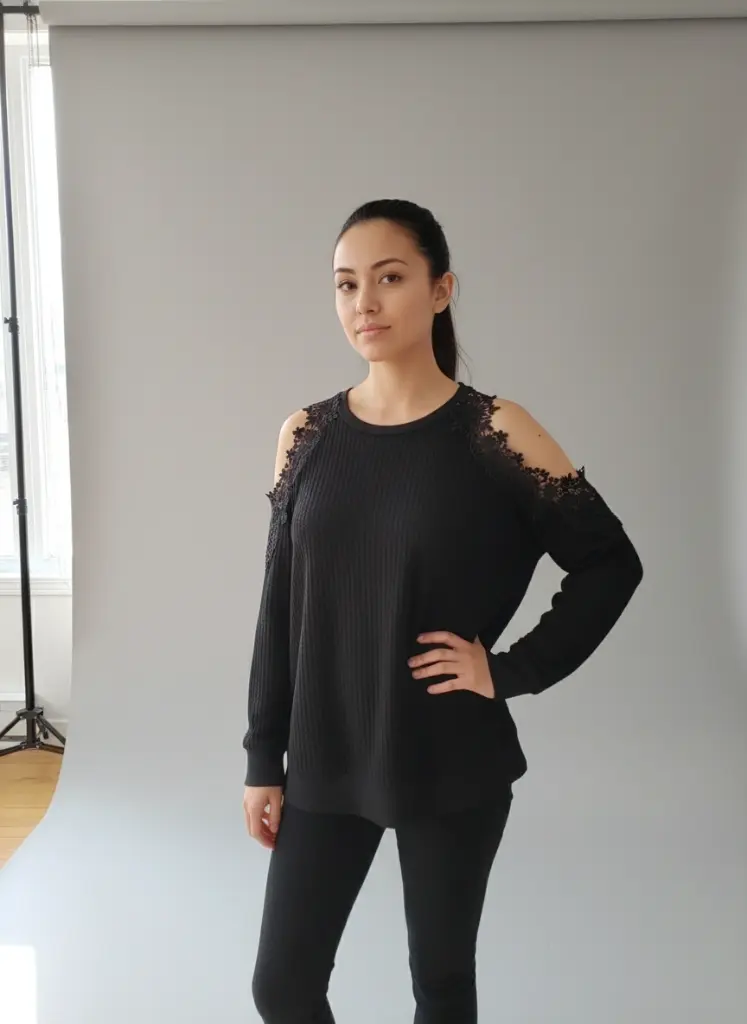 Chandail noir manches longues ouvert épaules dentelles. (ÉTAT : NEUF)