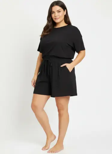 SHORT NOIR EN TISSU AVEC POCHES ET CORDE A LA CEINTURE