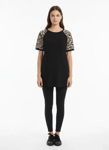 CHANDAIL NOIR MANCHES COURTES EN LEOPARD. (ÉTAT : NEUF)