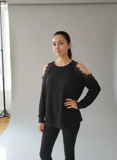 Chandail noir manches longues ouvert épaules dentelles. (ÉTAT : NEUF)